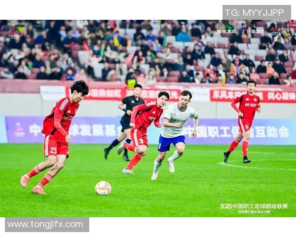 人与足球的情感交织:探讨足球如何塑造人际关系与社会文化 人与足球的情感交织:探讨足球如何塑造人际关系与社会文化