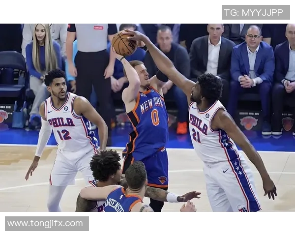 美国男篮与澳大利亚队激战正酣谁能在国际赛场上笑到最后